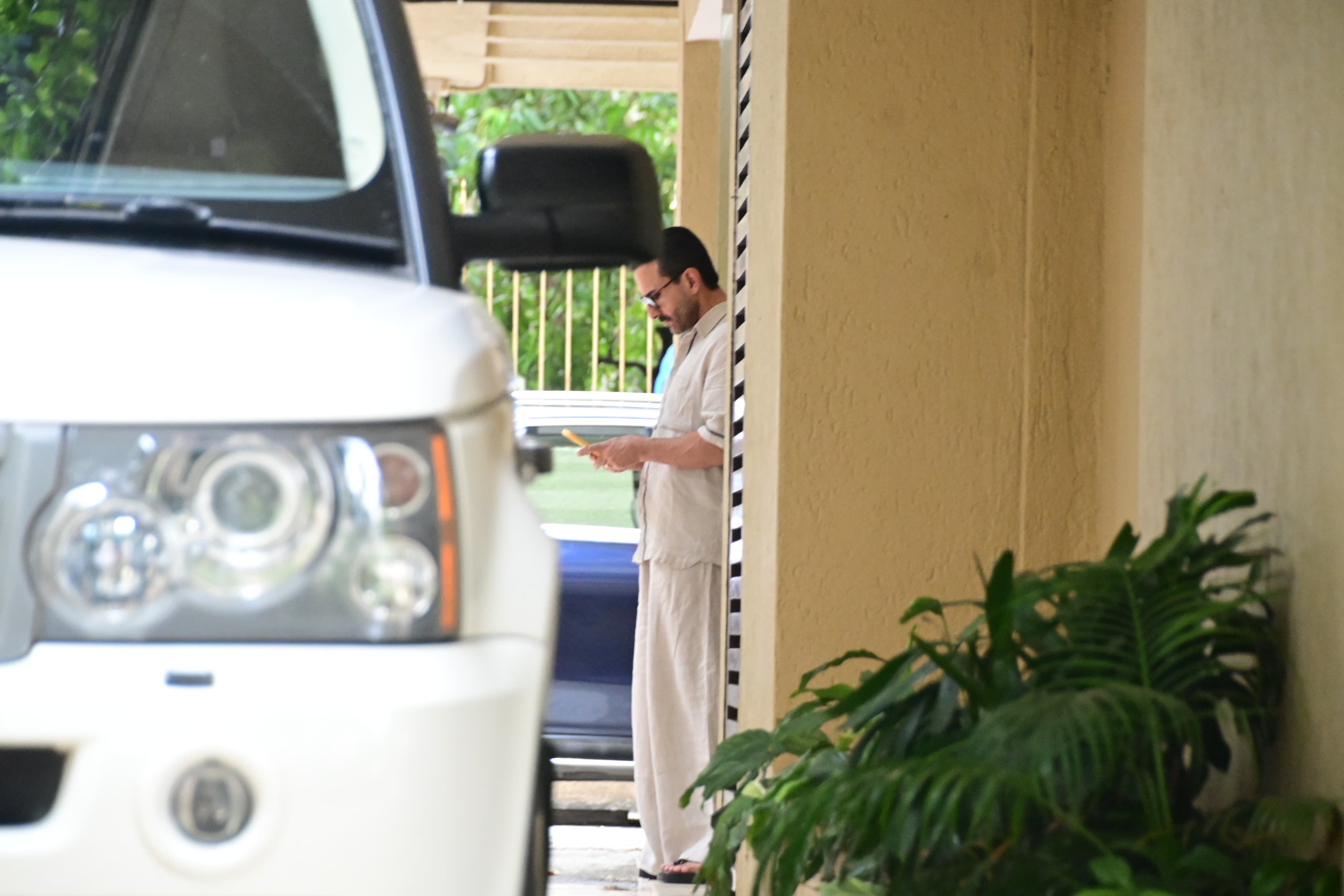 Saif Ali Khan was spotted at Karisma Kapoor's residence with wife Kareena Kapoor Khan. They arrived after learning about Sunjay Kapoor's death. 